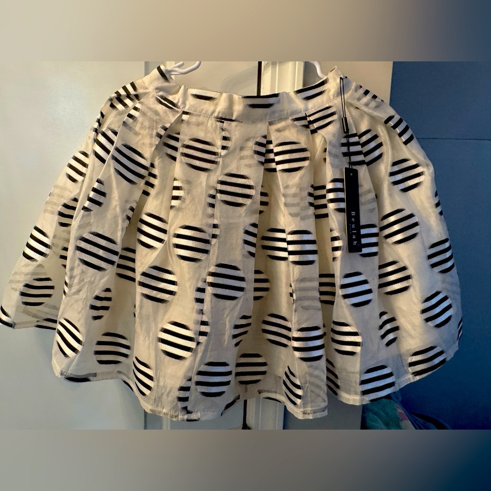 Elegant Beulah skirt with a bold black and white circular stripe pattern